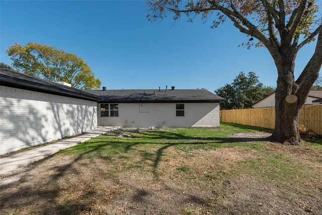 a view of back yard of the house