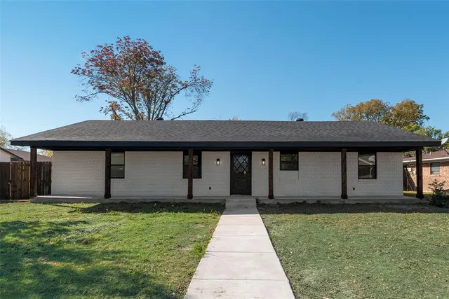 a front view of house with yard