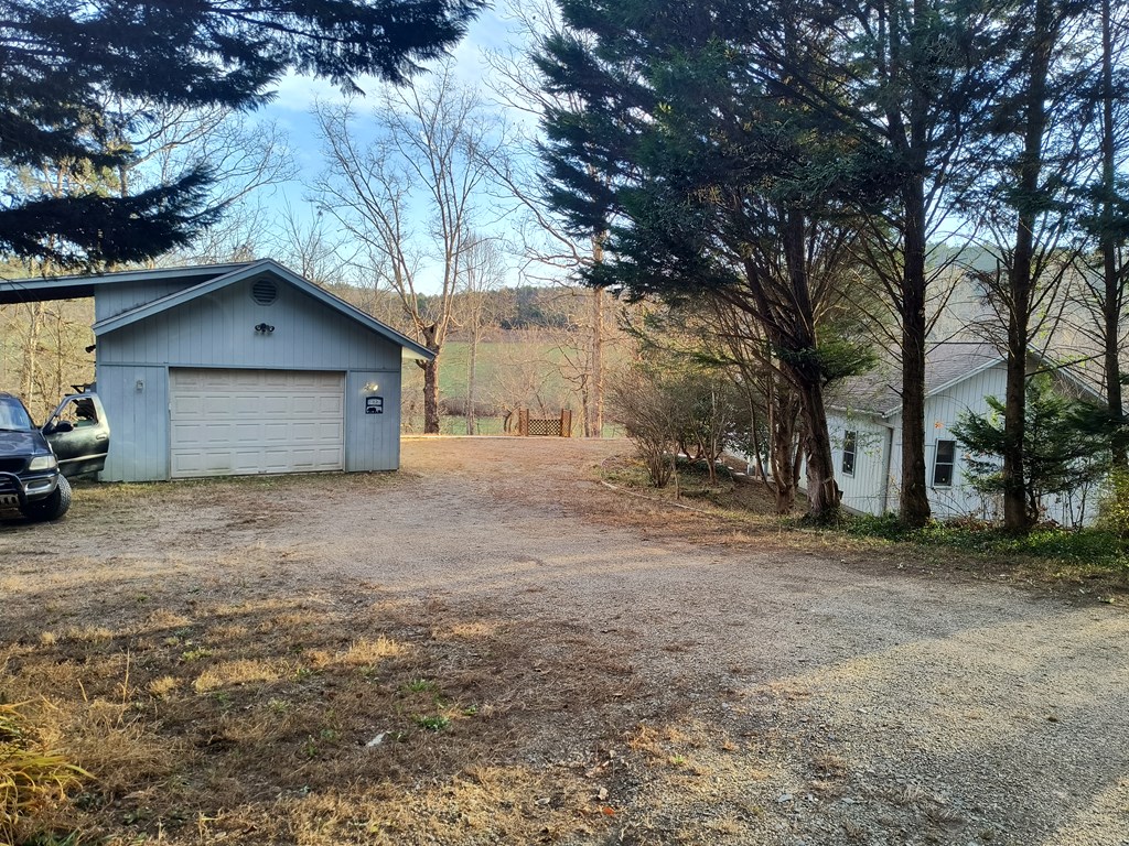 422 Evans Hollow Road Murphy, NC 28906 - Photo 23 of 34 a house with a tree in the background