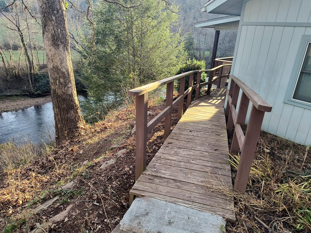 422 Evans Hollow Road Murphy, NC 28906 - Photo 27 of 34 a view of balcony with wooden floor and fence