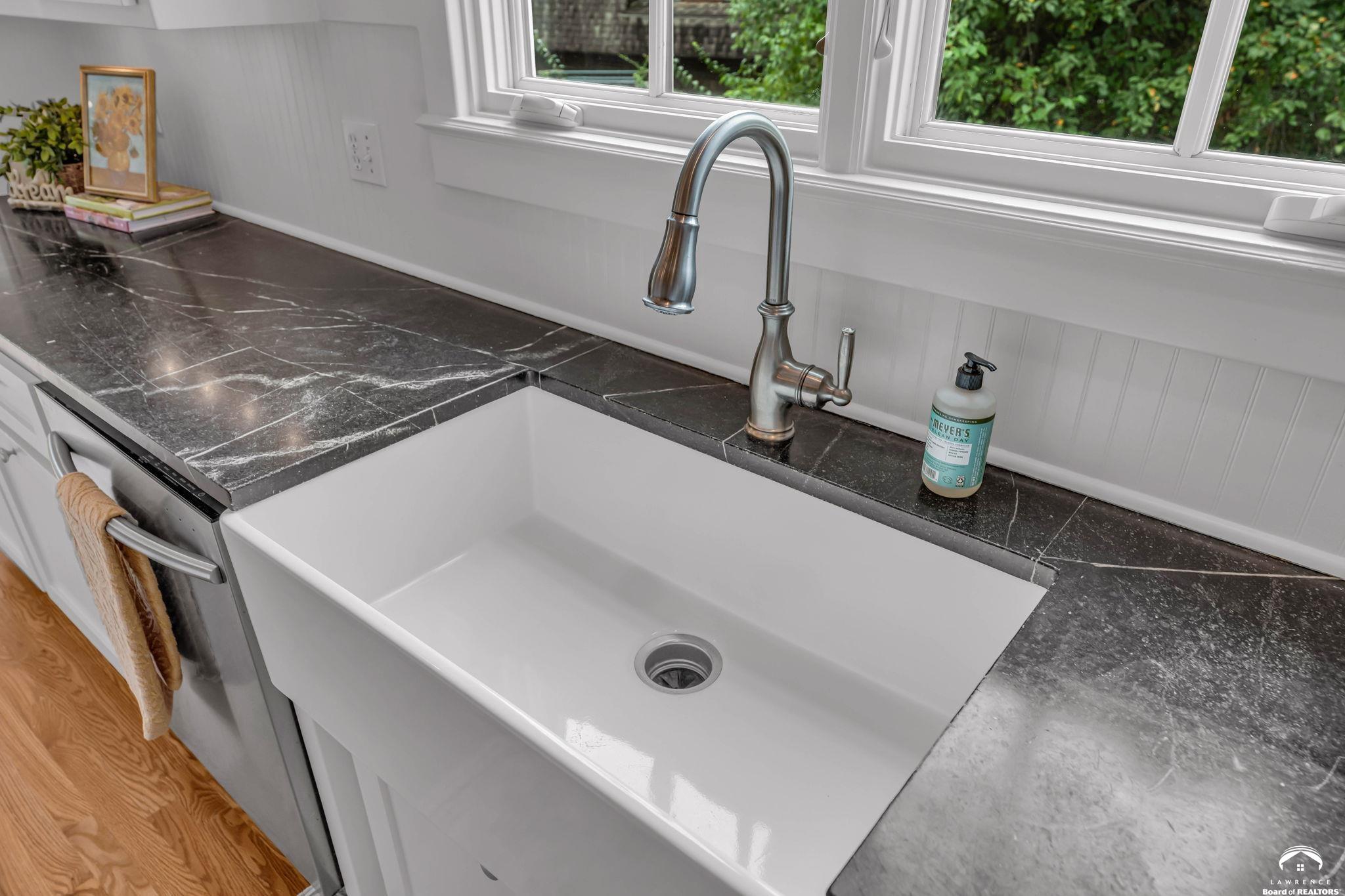 2812 Stratford Road Lawrence, KS 66049 - Photo 16 of 59 Gallery Image 16