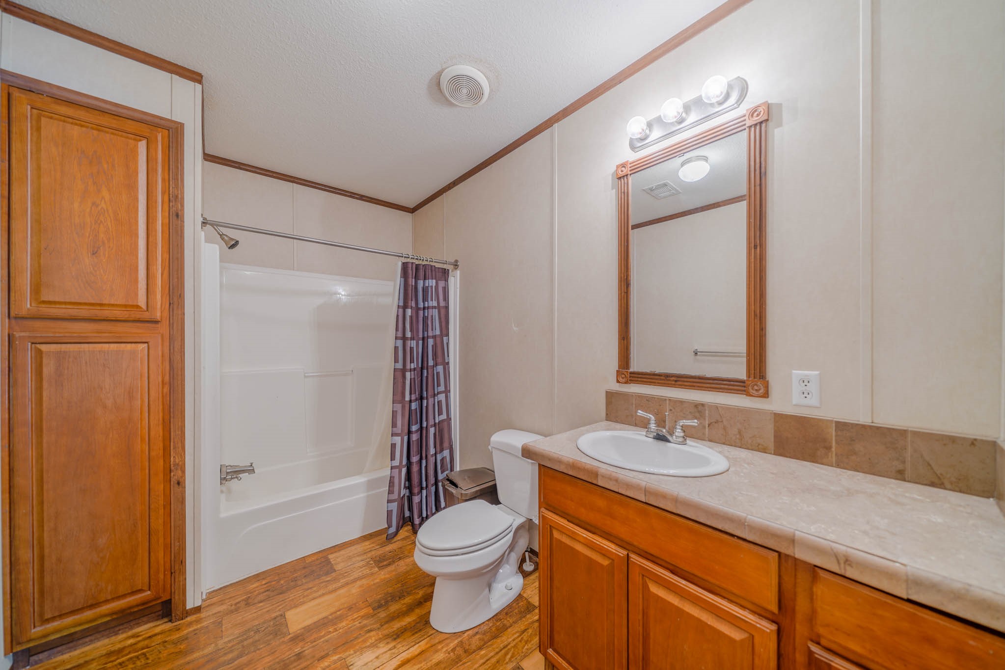 18227 Pin Oak Street Rosharon, TX 77583 - Photo 13 of 19 Hall bath