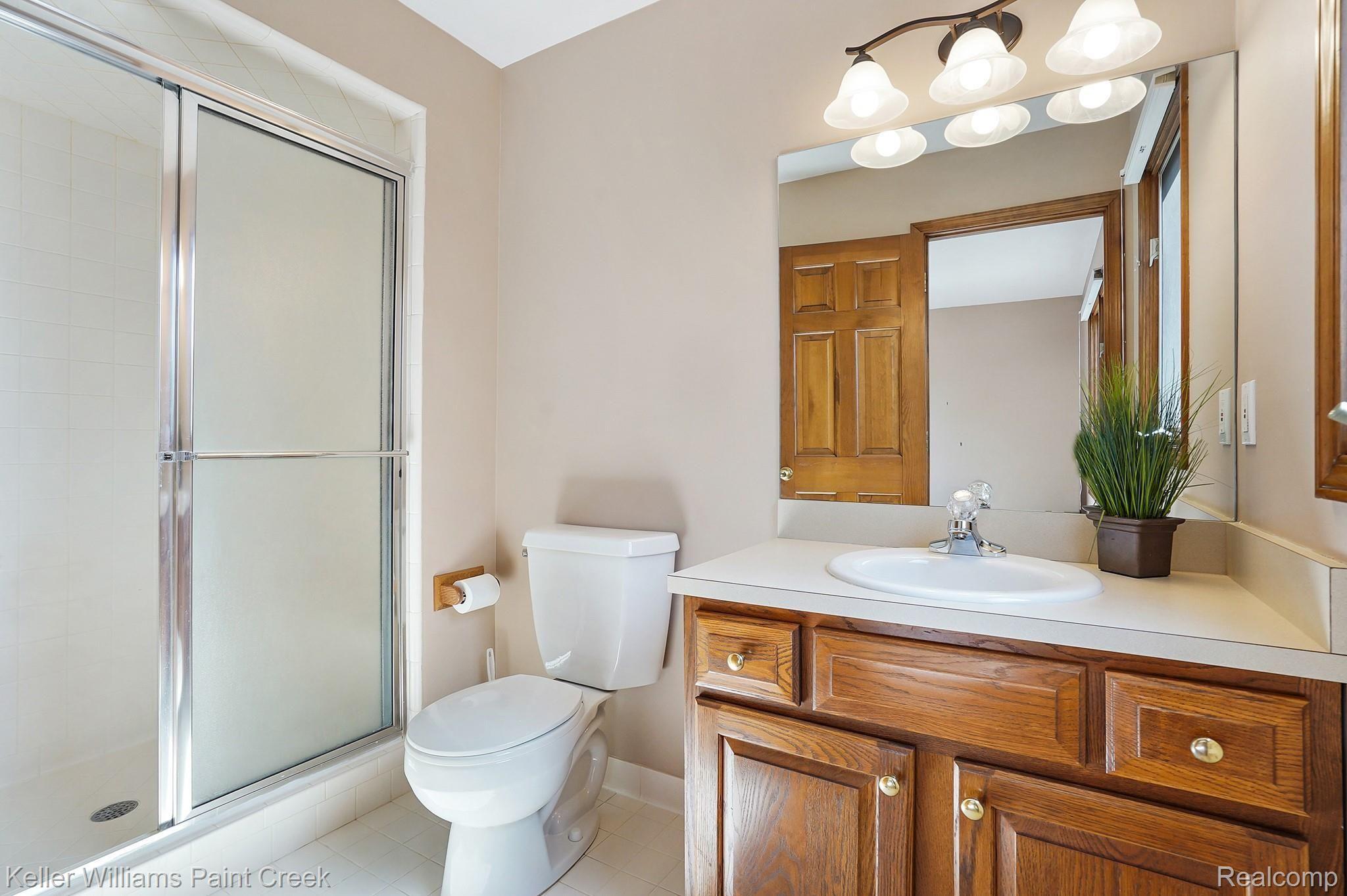 3599 Vineyard Springs Court Rochester, MI 48306 - Photo 46 of 62 Clean EnSuite is just right for your guests
