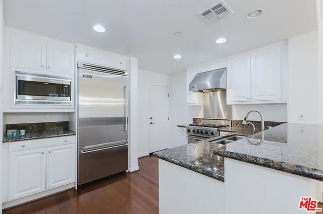 $880,000 | 453 North Altadena Drive, Unit 8, Pasadena, CA 91107