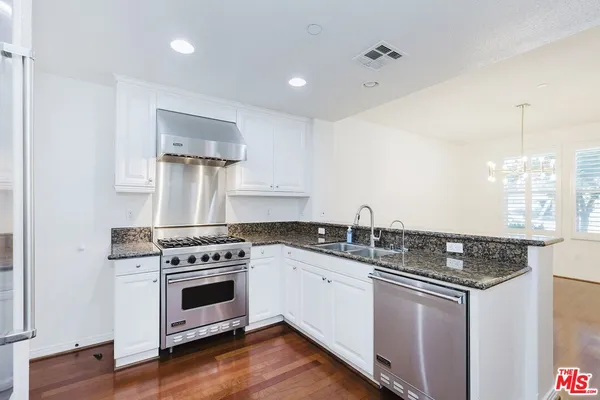 $835,000 | 453 North Altadena Drive, Unit 8, Pasadena, CA 91107