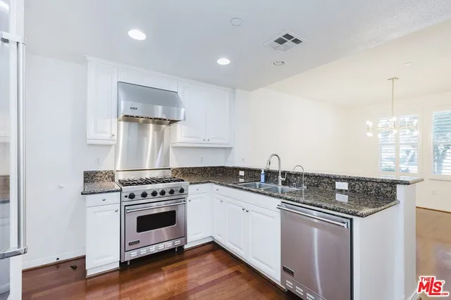 $880,000 | 453 North Altadena Drive, Unit 8, Pasadena, CA 91107