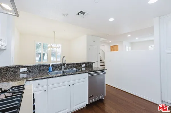 $835,000 | 453 North Altadena Drive, Unit 8, Pasadena, CA 91107