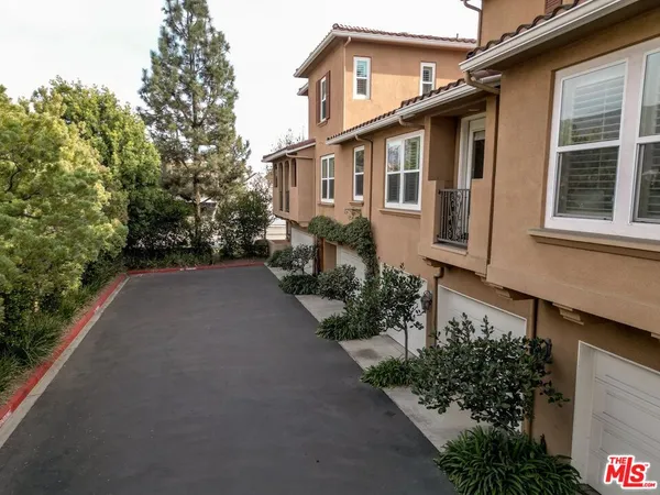 $835,000 | 453 North Altadena Drive, Unit 8, Pasadena, CA 91107