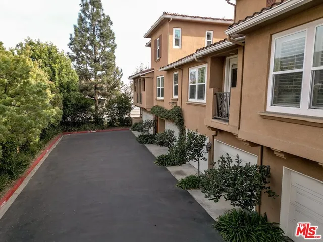 $880,000 | 453 North Altadena Drive, Unit 8, Pasadena, CA 91107