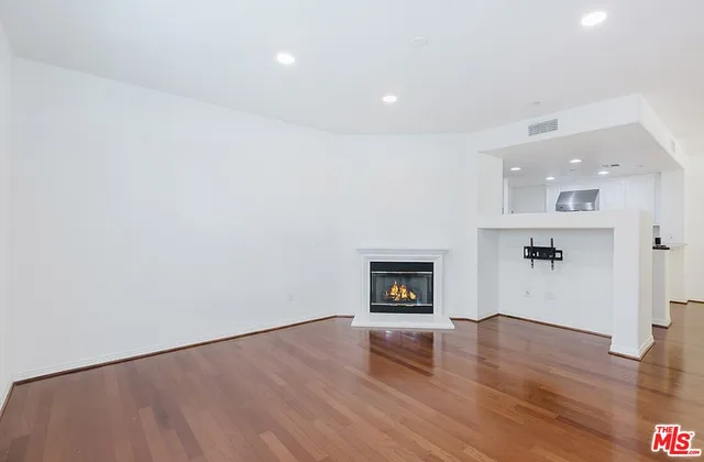 $880,000 | 453 North Altadena Drive, Unit 8, Pasadena, CA 91107