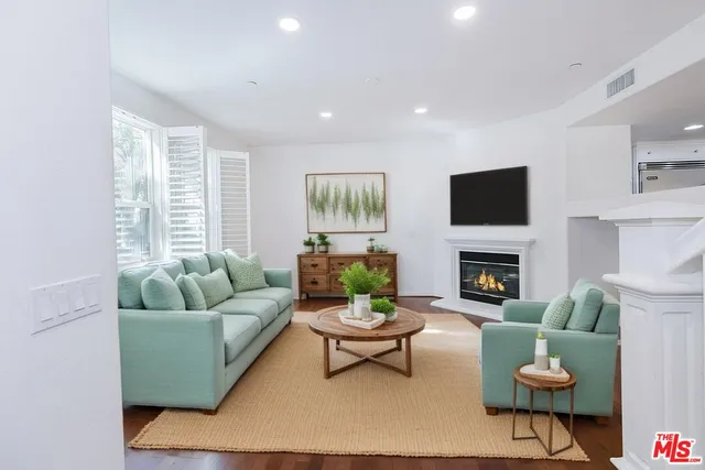 $880,000 | 453 North Altadena Drive, Unit 8, Pasadena, CA 91107