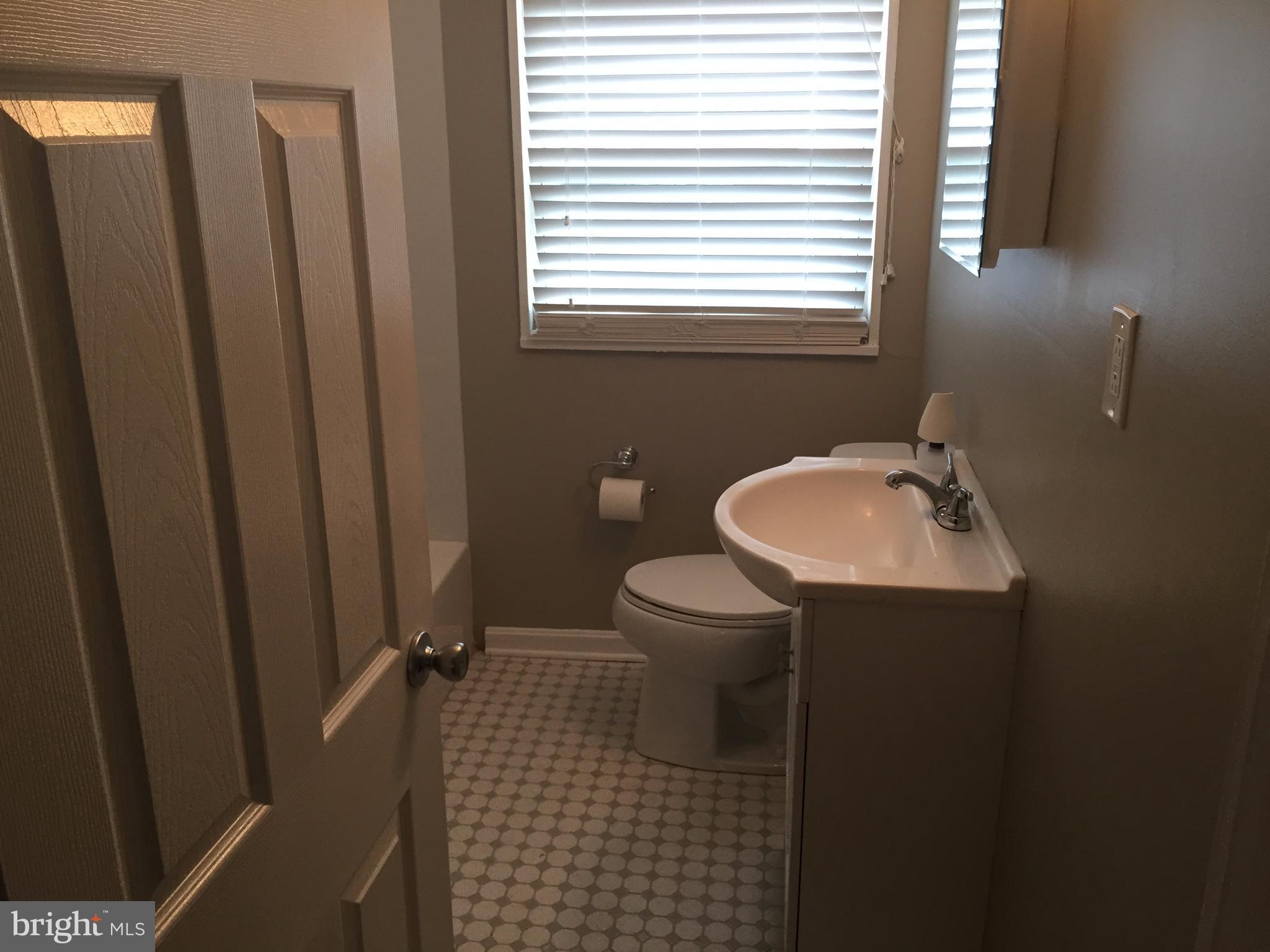 2712 Kirkleigh Road Baltimore, MD 21222 - Photo 6 of 9 Bath