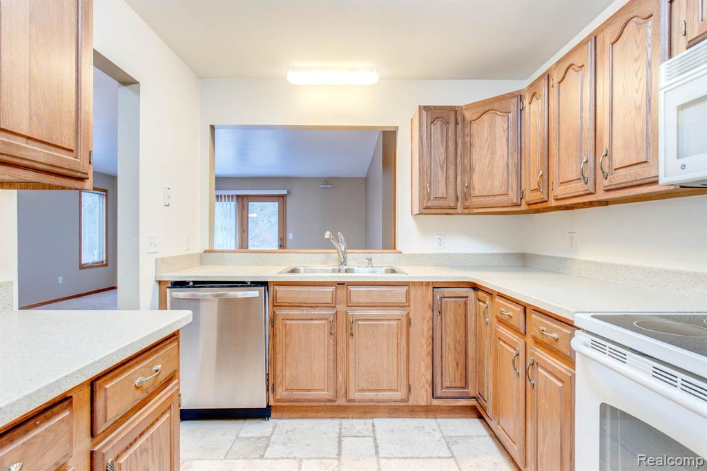 7266 Lakeshore Road Lakeport, MI 48059 - Photo 15 of 36