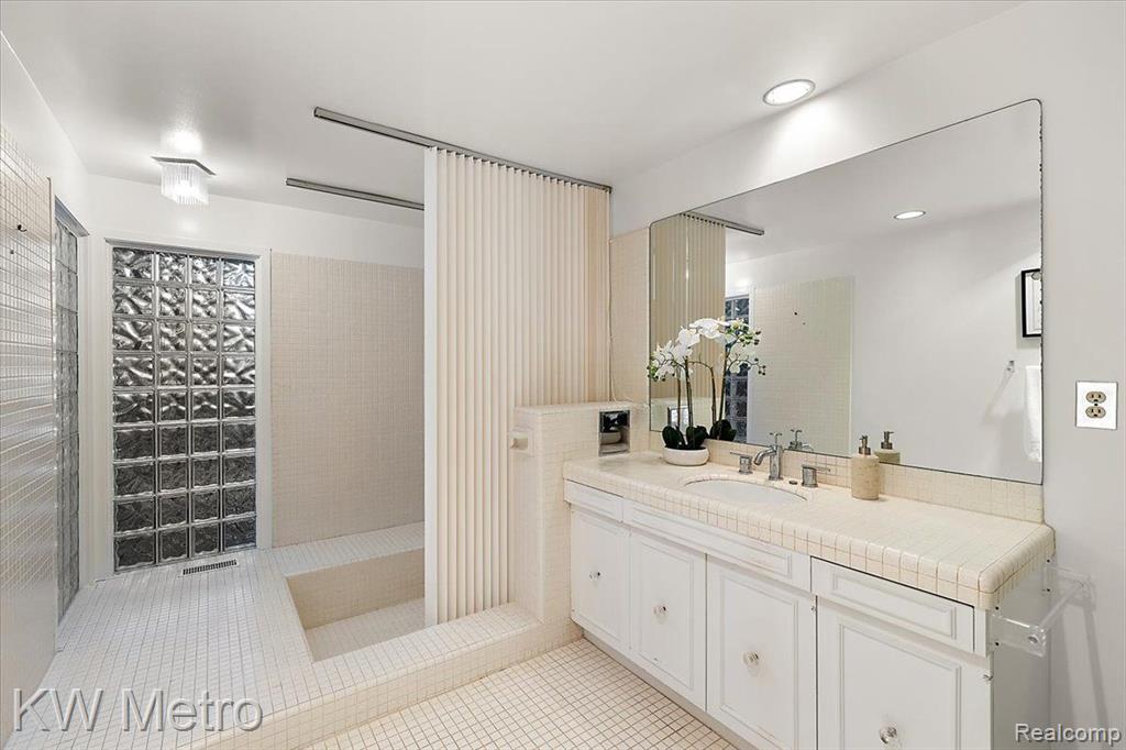 4751 South Valleyview Road West Bloomfield, MI 48323 - Photo 25 of 38 Gallery Image 25