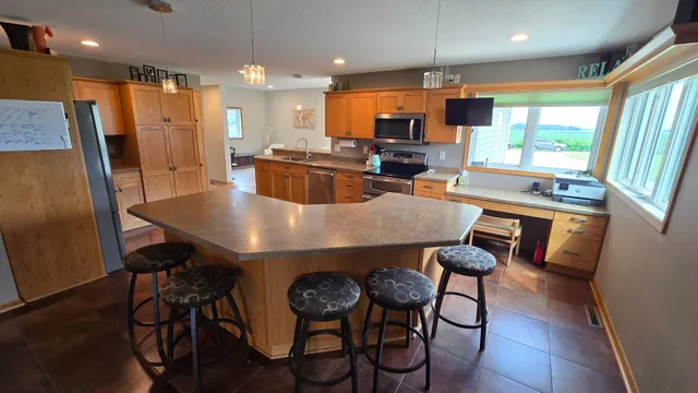 $685,000 | 84237 Highway 251, Hollandale, MN 56045
