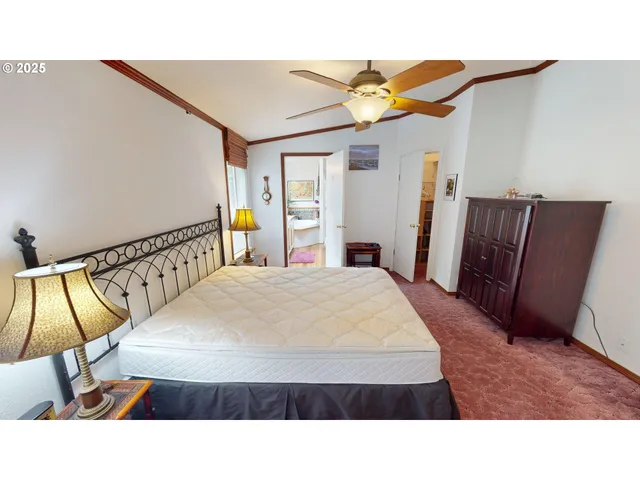 a black and white photo of a living room