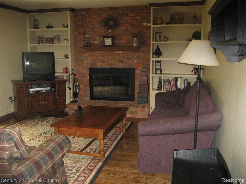 1201 Barneswood Lane Rochester, MI 48306 - Photo 2 of 10 Family Room