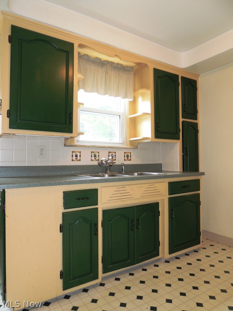 9504 Snow Road Cleveland, OH 44130 - Photo 2 of 24