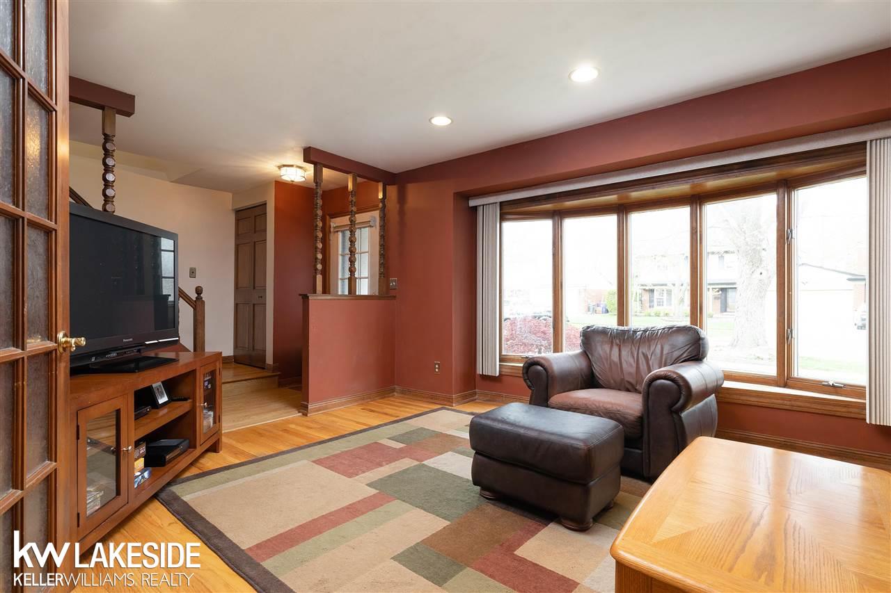 32439 Woody Road Fraser, MI 48026 - Photo 6 of 28 50040109-5.JPG