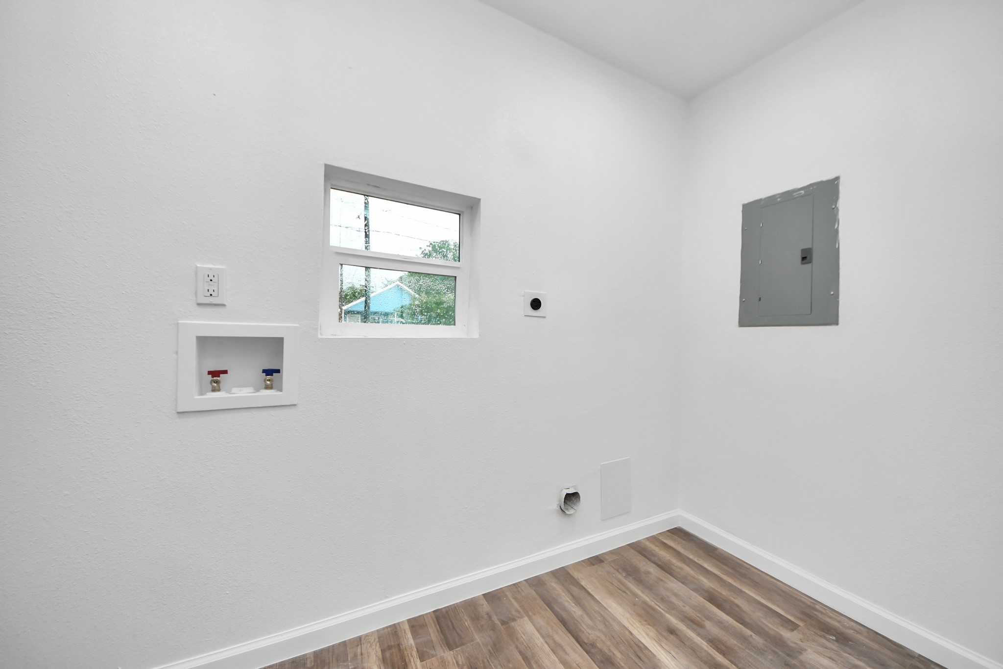 207 East Defee Avenue Baytown, TX 77520 - Photo 21 of 36 an empty room with a window