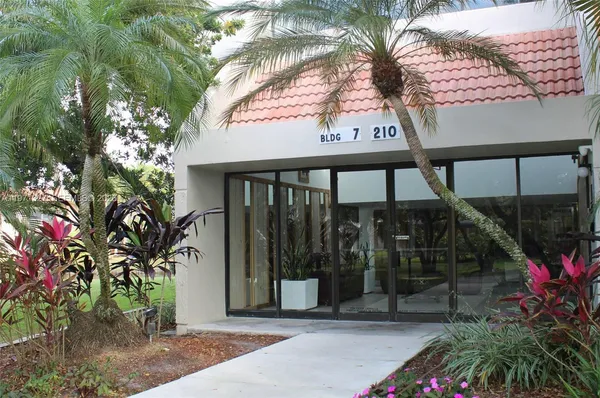$2,400 | 210 Lakeview Drive, Unit 306, Weston, FL 33326