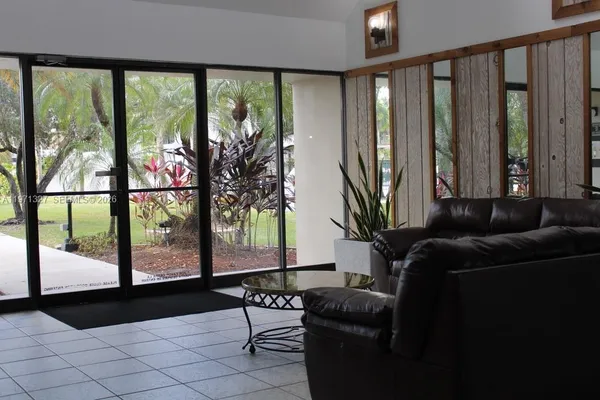 $2,400 | 210 Lakeview Drive, Unit 306, Weston, FL 33326