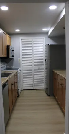 $2,400 | 210 Lakeview Drive, Unit 306, Weston, FL 33326