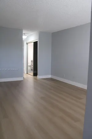 $2,400 | 210 Lakeview Drive, Unit 306, Weston, FL 33326