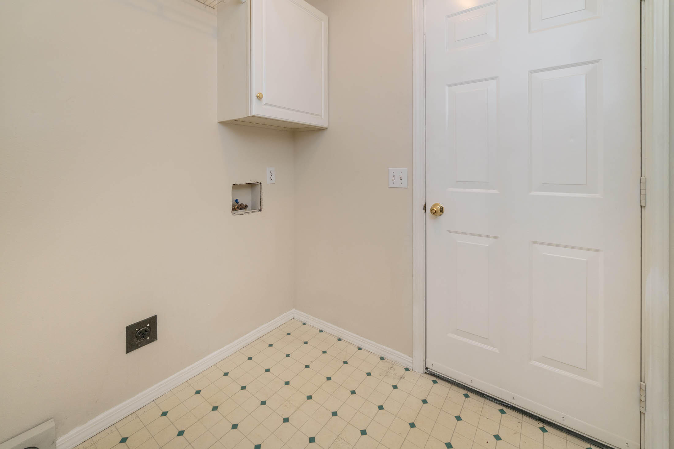 3389 Northeast Stonebrook Loop Bend, OR 97701 - Photo 19 of 27 Utility room from the garage .