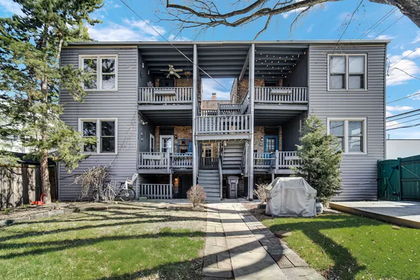 $299,900 | 431 South East Avenue, Unit 1N, Oak Park, IL 60302