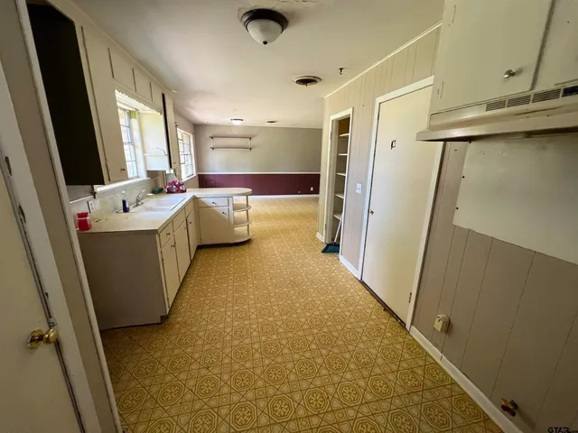 a view of room with window and ceiling fan