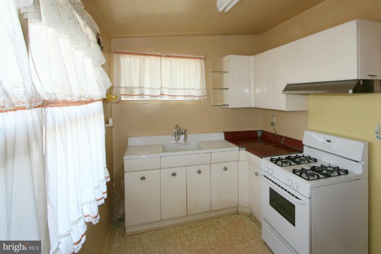 1086 Ruatan Street Silver Spring, MD 20903 - Photo 3 of 17 Kitchen