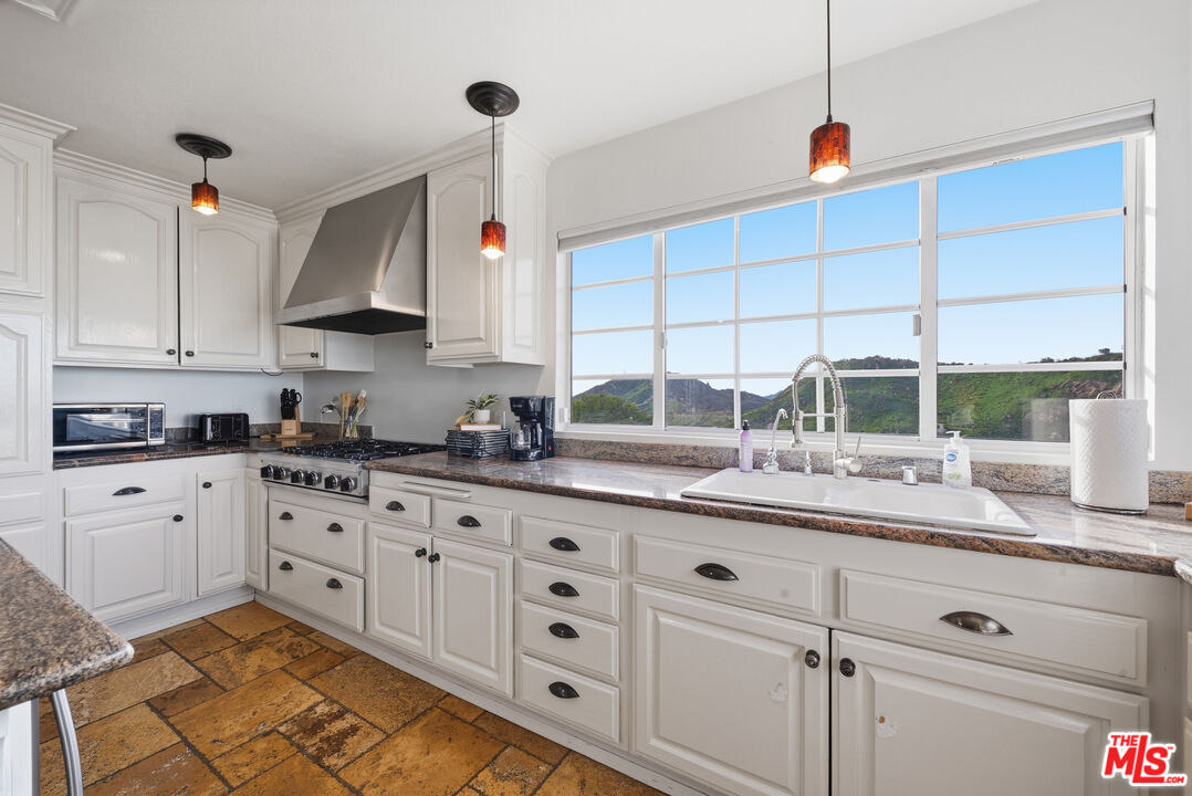 501 Sadie Road Topanga, CA 90290 - Photo 11 of 42