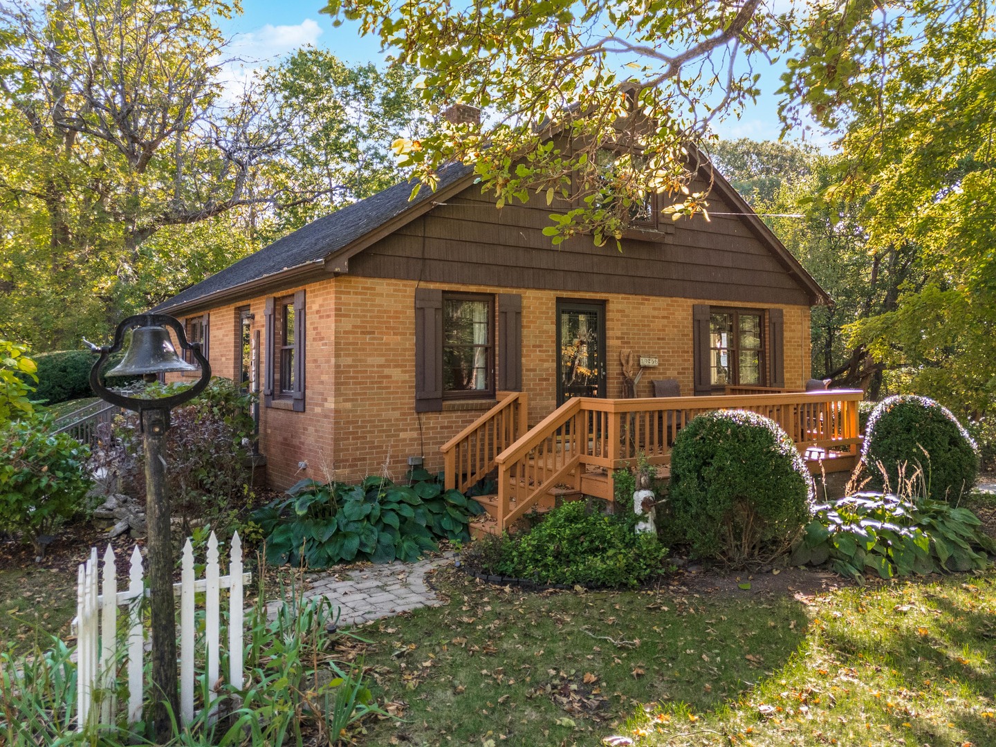 19256 1330 E Road Pontiac, IL 61764 - Photo 1 of 36 a front view of a house with garden