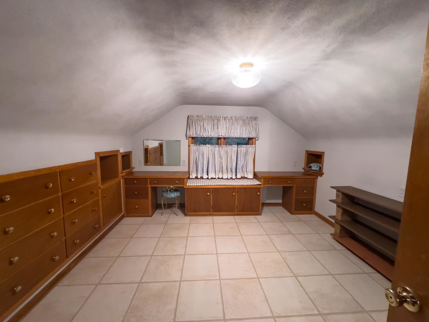 19256 1330 E Road Pontiac, IL 61764 - Photo 31 of 36 a living room with furniture