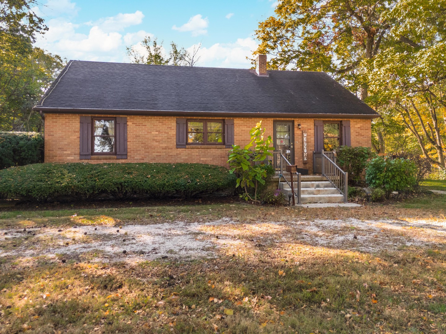 19256 1330 E Road Pontiac, IL 61764 - Photo 8 of 36 a front view of a house with garden