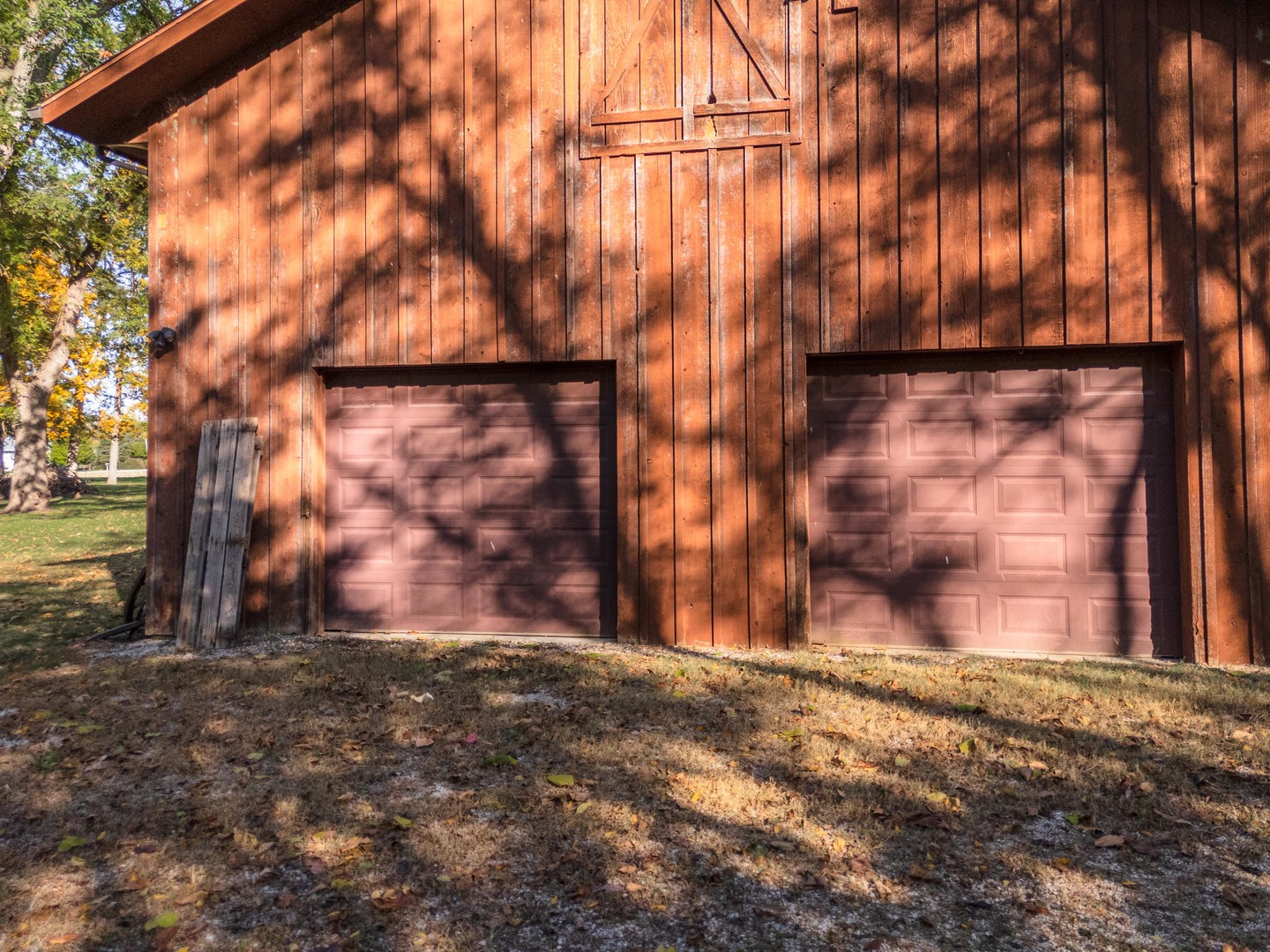 19256 1330 E Road Pontiac, IL 61764 - Photo 10 of 36 a backyard of a house with a large tree