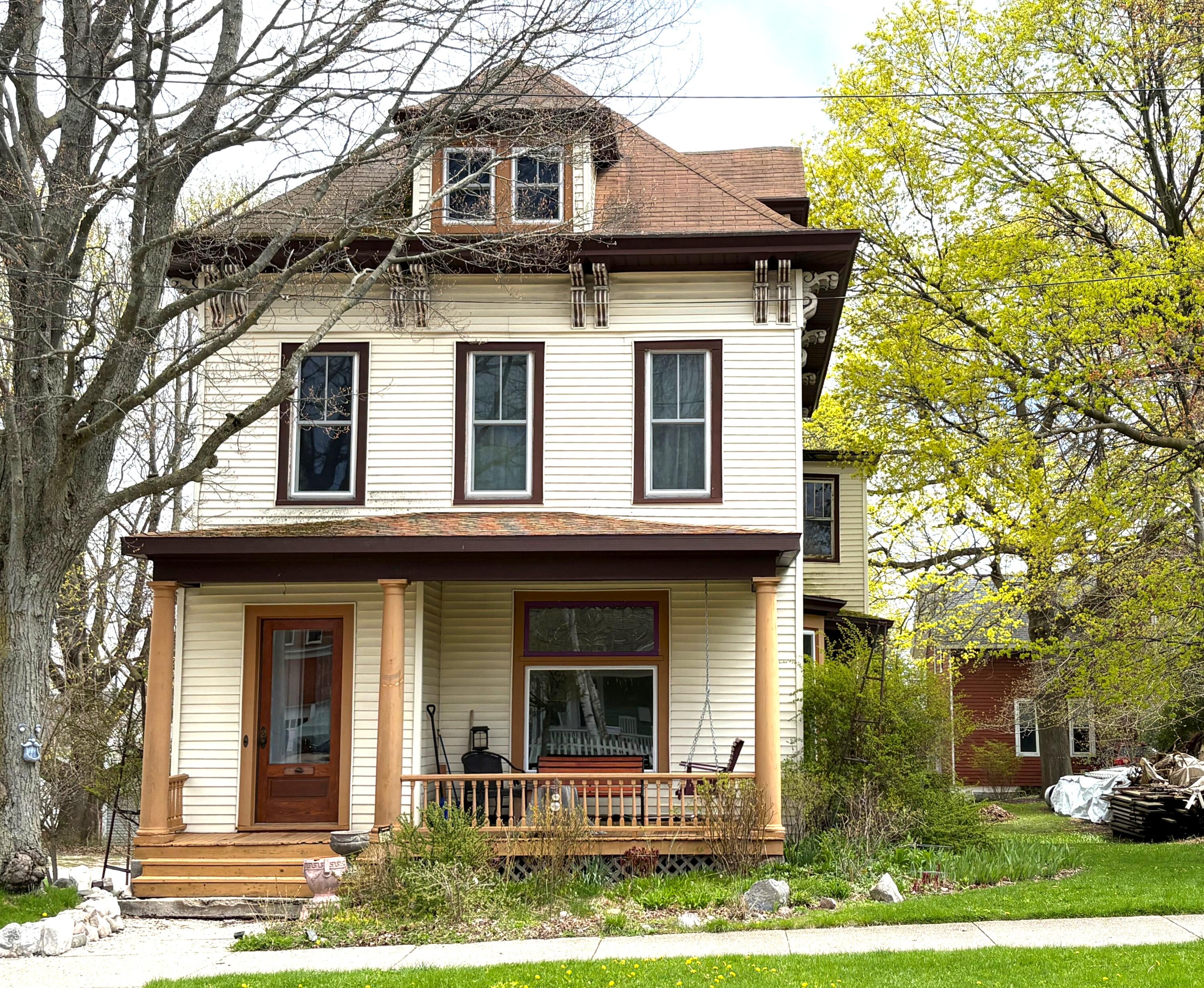Main photo facing Maple