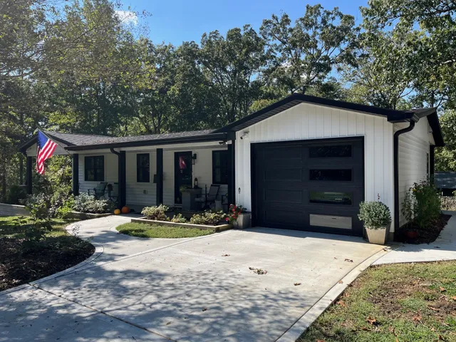 a view of a house with backyard