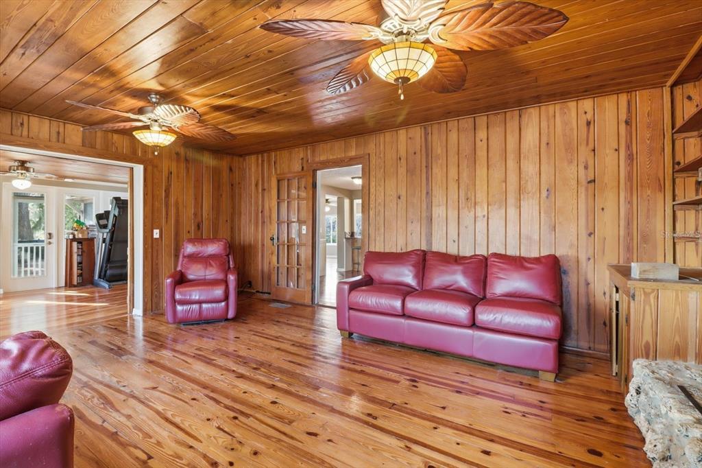 5415 Riverside Drive Yankeetown, FL 34498 - Photo 13 of 45 a living room with furniture a couch and wooden floor