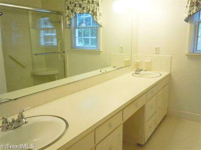 661 Chester Road Winston-Salem, NC 27104 - Photo 8 of 16 Master Bath/Spa.