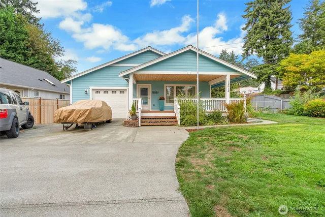 a view of a house with backyard and porch