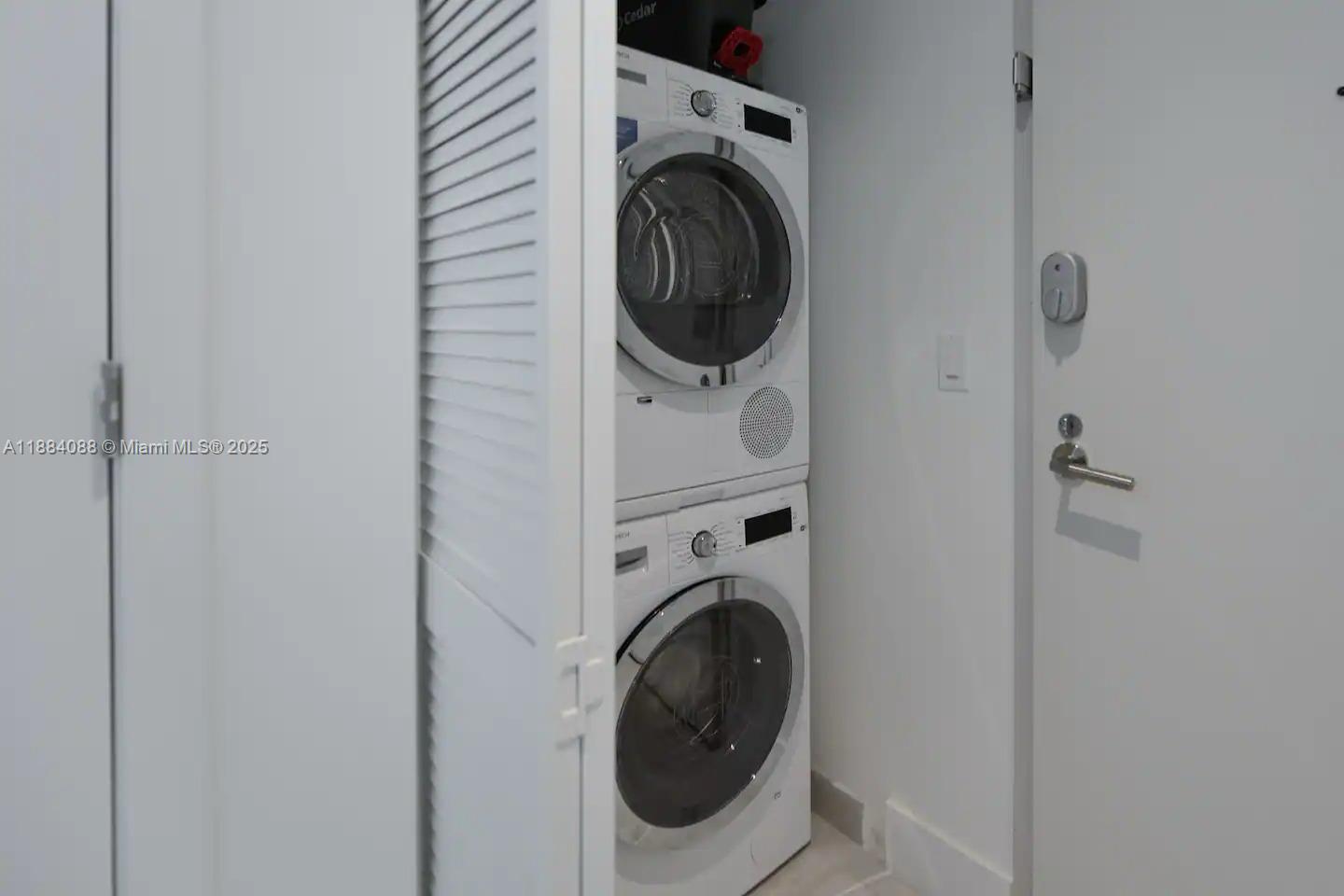 239 Southwest 9th Street, Unit 1601 Miami, FL 33130 - Photo 16 of 23 a utility room with dryer and washer