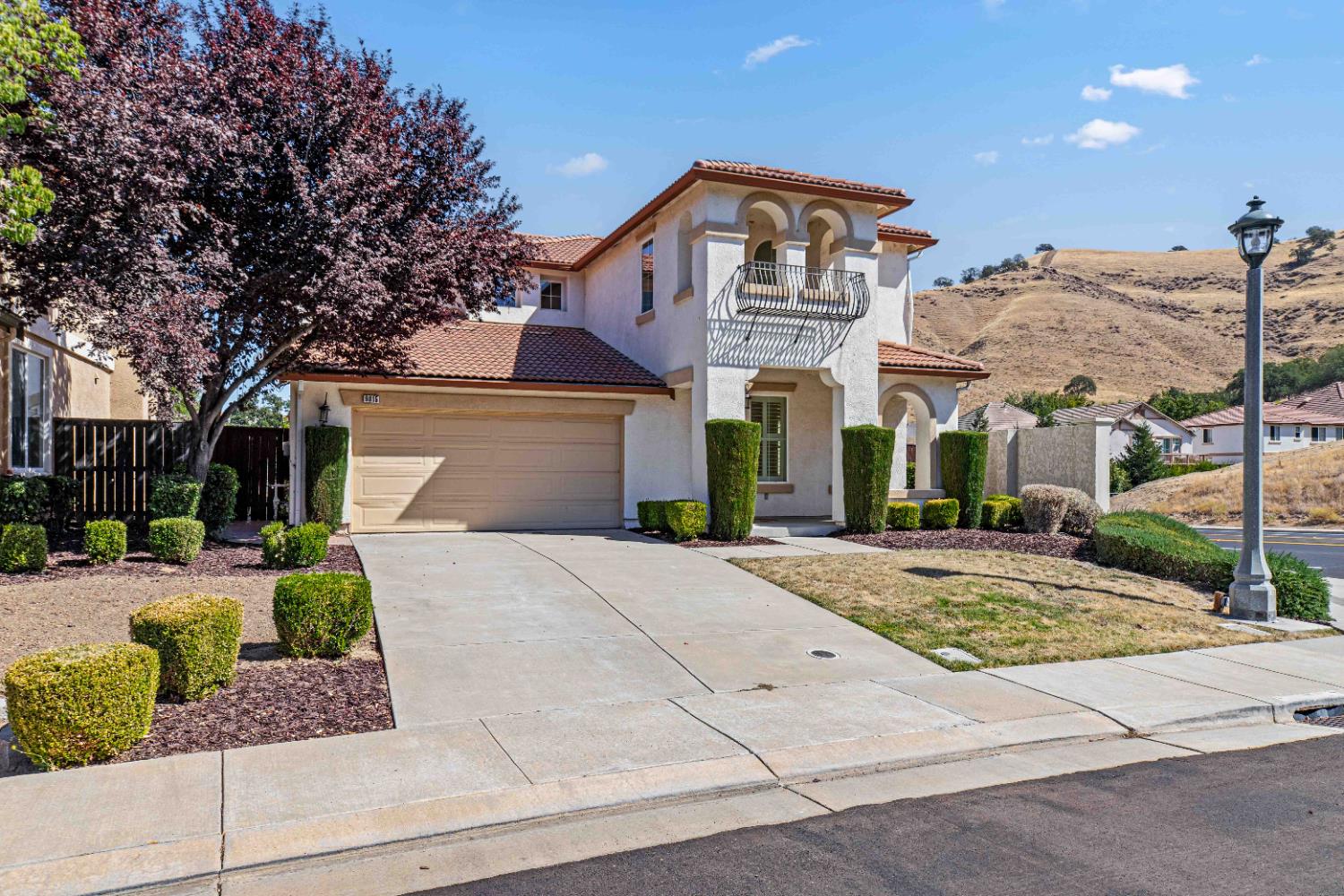 9015 Tee Patterson, CA 95363 - Photo 2 of 36 a front view of a house with garden
