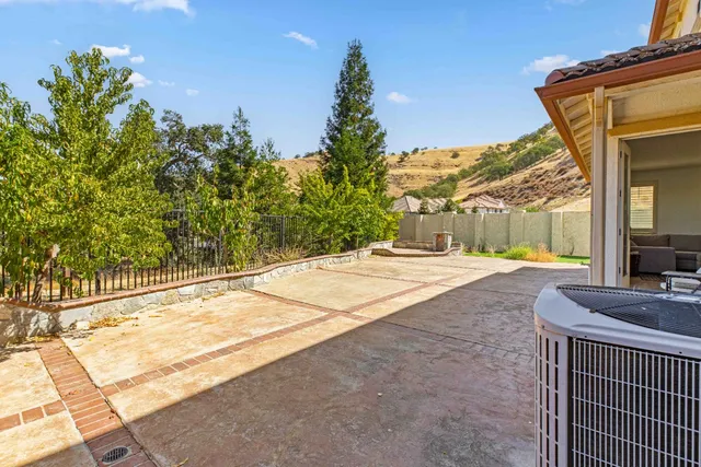 a view of backyard with a garden and trees