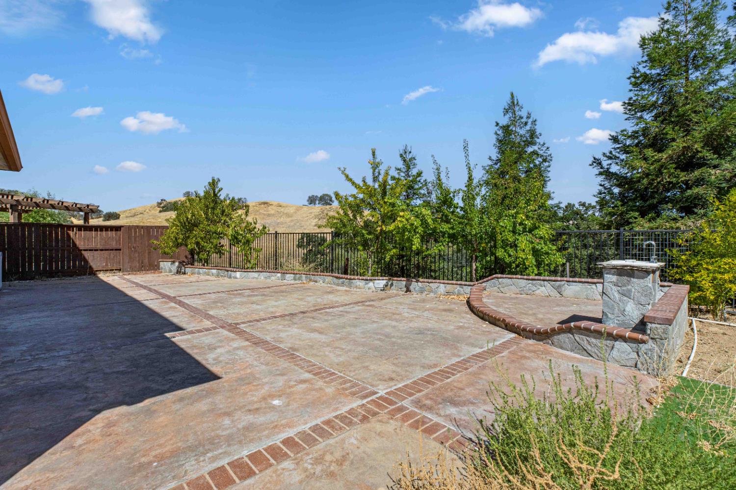 9015 Tee Patterson, CA 95363 - Photo 28 of 36 a view of a swimming pool with a patio and plants