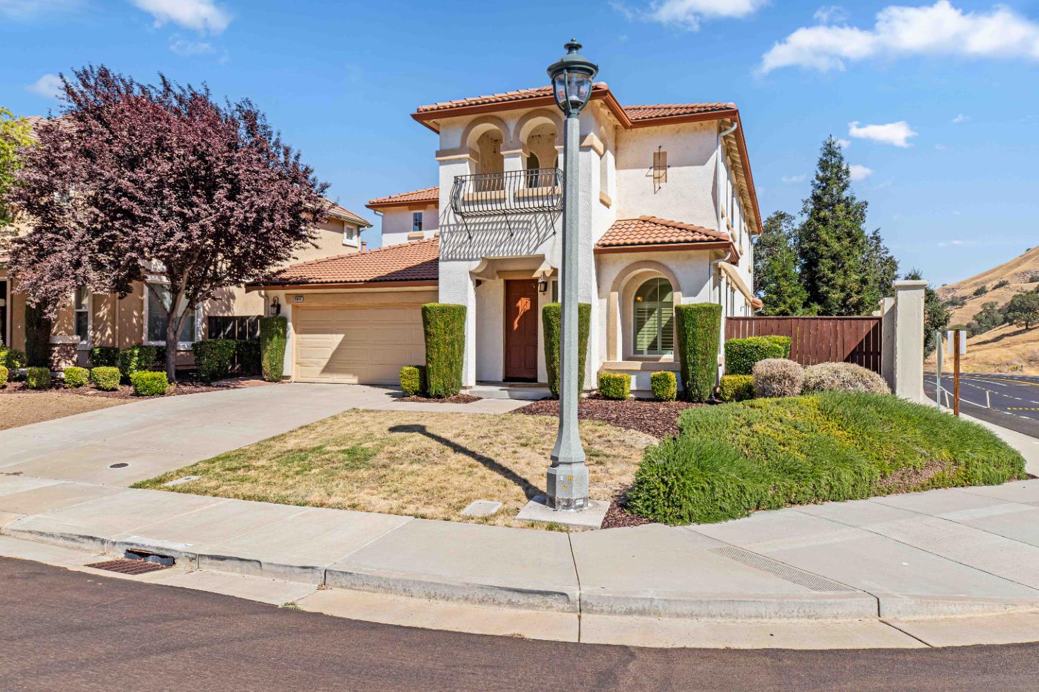 9015 Tee Patterson, CA 95363 - Photo 4 of 36 a front view of a house with a garden