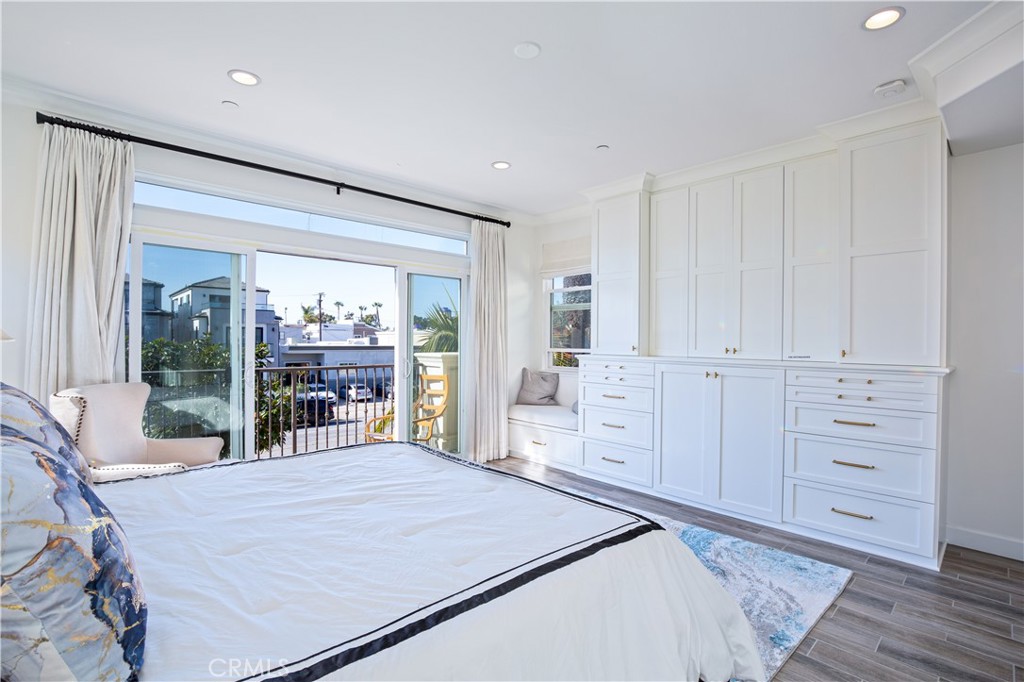 610 17th Street Huntington Beach, CA 92648 - Photo 24 of 64 a bed room with a bed and with a mirror