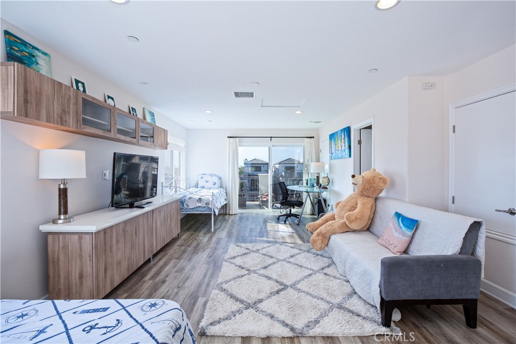 610 17th Street Huntington Beach, CA 92648 - Photo 25 of 64 a living room with furniture and a wooden floor
