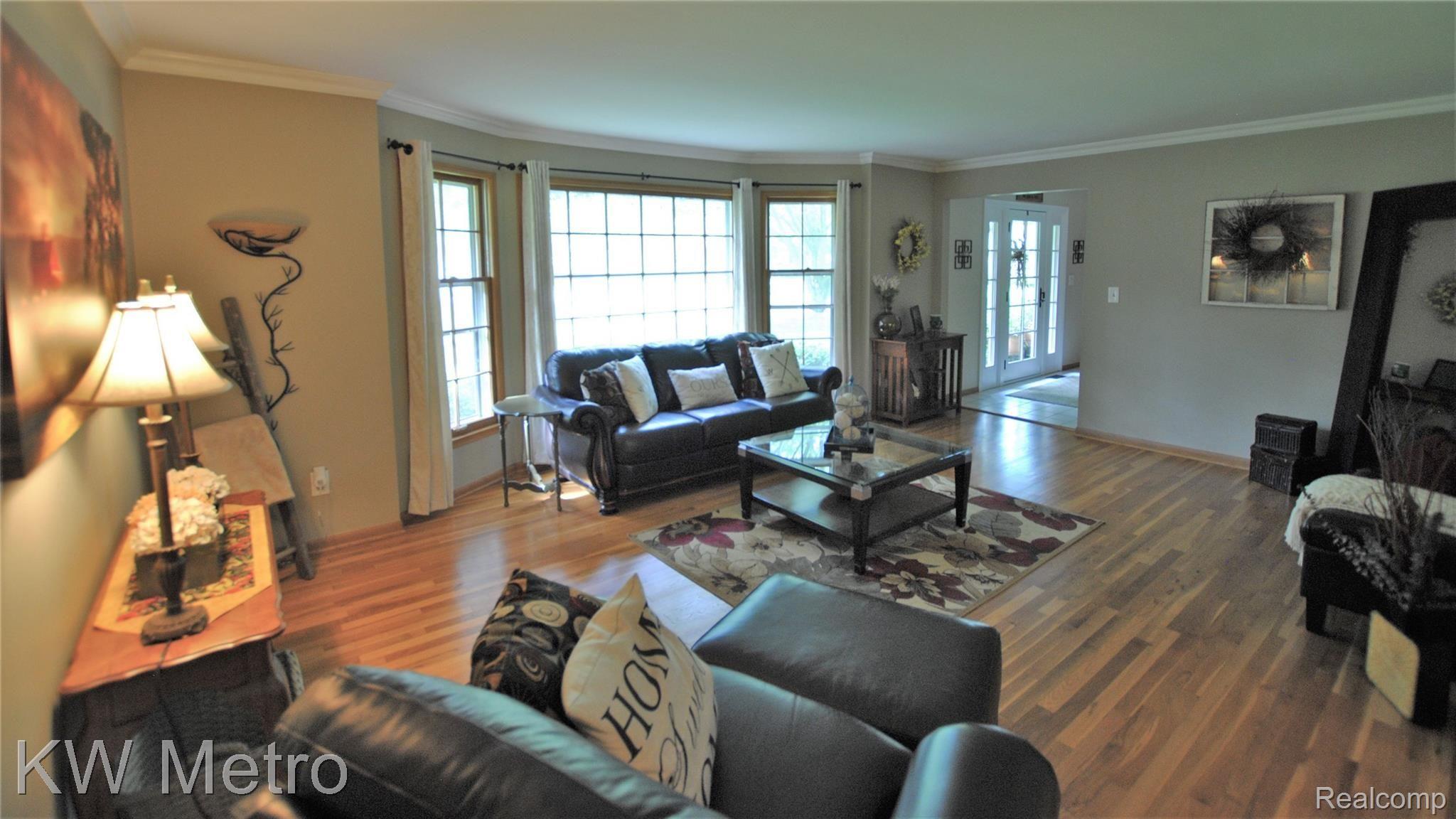 402 Millstone Court Rochester, MI 48309 - Photo 2 of 42 DSC_0006b.JPG